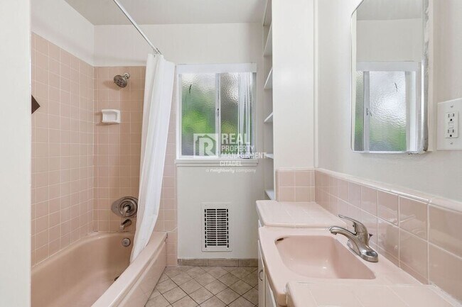 Building Photo - 726 primrose-