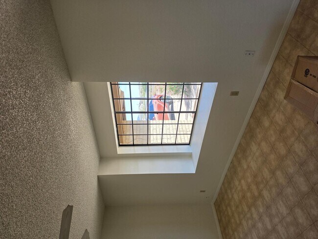 Building Photo - 1458 N Acacia Rd