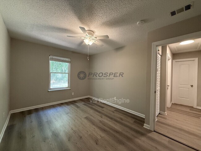 Building Photo - 1047 Oakcrest Dr