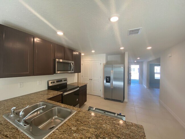 Building Photo - Desirable Lake Diamond Subdivision 3/2/2 **Won't Last**