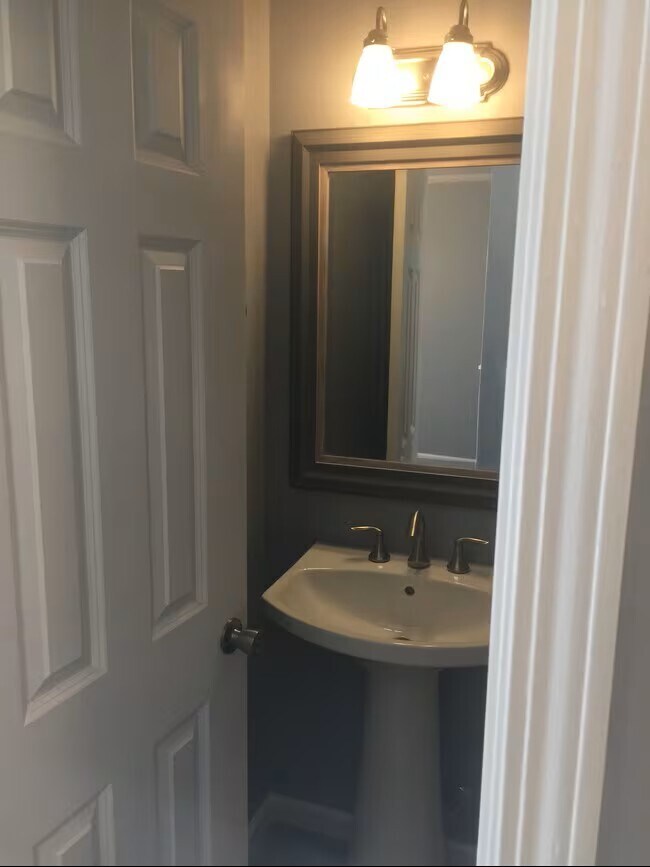 Building Photo - 7767 Betsy Ross Cir