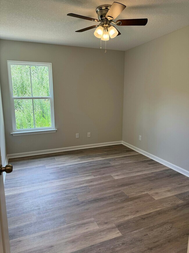 Building Photo - 241 Crown Cir