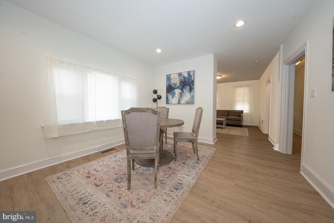 Building Photo - 717 Miller St