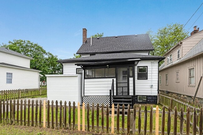 Building Photo - 3 bedroom house in Kendallville! CHRISTMAS...