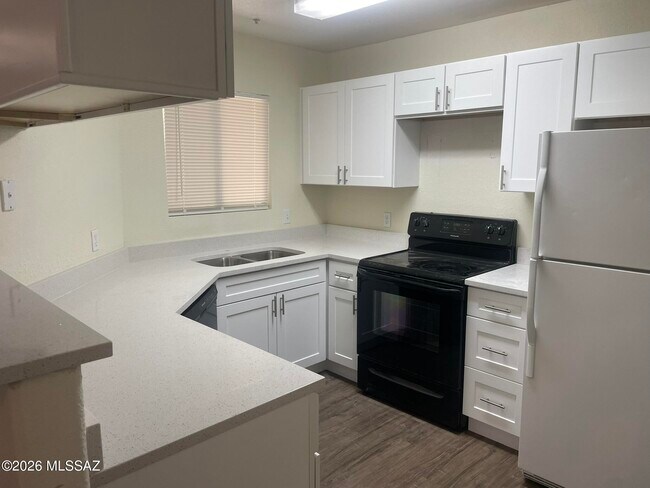 Building Photo - 5751 N Kolb Rd