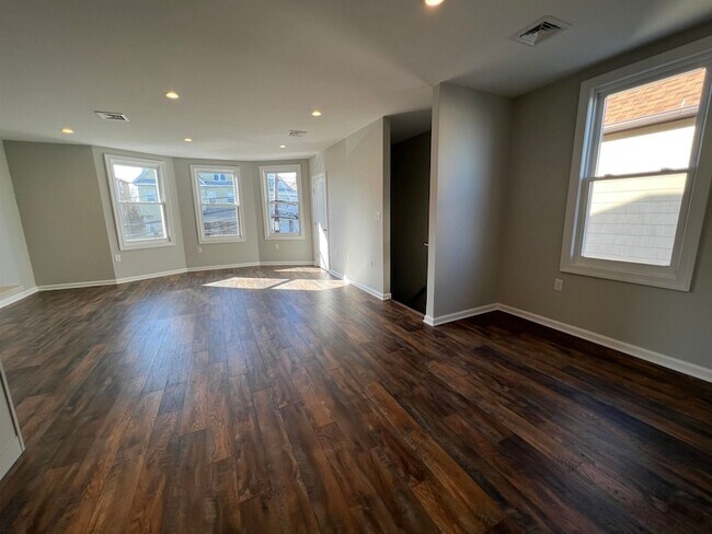 Building Photo - 440 Ave E