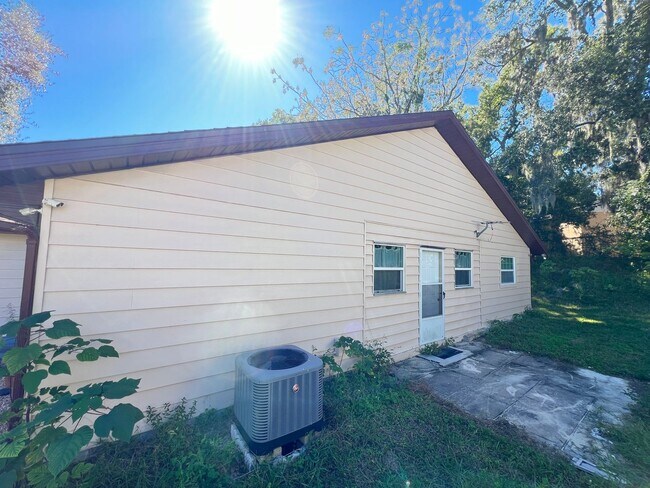 Building Photo - Charming 2-Bedroom, 2-Bathroom Home in a Tranquil Leesburg Community with Open Garage and Versati...