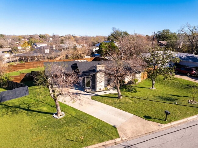 Building Photo - Gorgeous New Remodel with a Bright and Open Floorplan