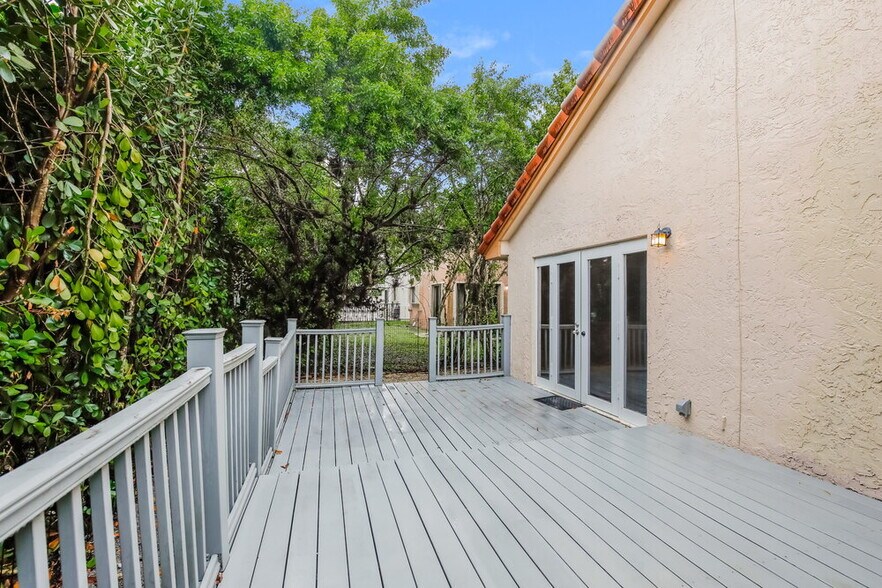 Building Photo - 575 NW 38th Ave