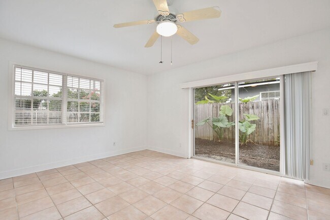 Building Photo - Beautiful 3/2 Spacious Pool Home with a Fe...