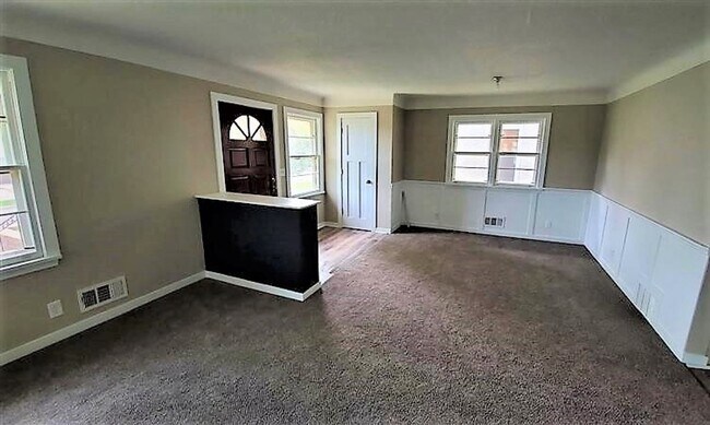 Building Photo - Updated 4 BR / 3 BA SFH w/ Hdwd Flrs, Sunny Porch, 2-car Garage in Robbinsdale!
