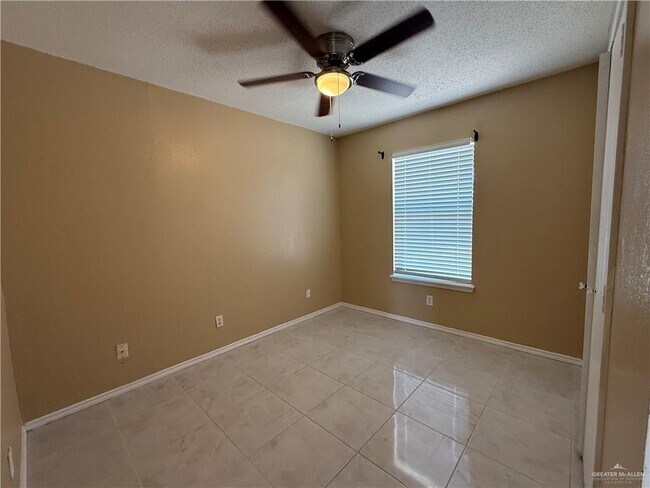Building Photo - 709 W Falcon Ave