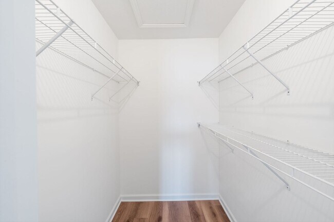 Building Photo - 1713-1715-1715 Louise Cir
