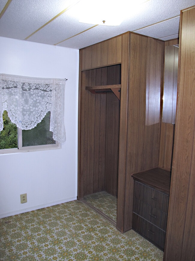 Building Photo - Affordable 3BD/1BA Home plus small Den!