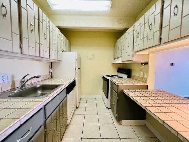 Building Photo - CHARMING 2 BED APT IN THE HEART OF CONGRES...