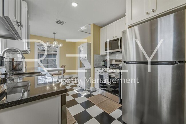 Building Photo - 933 E 56th St