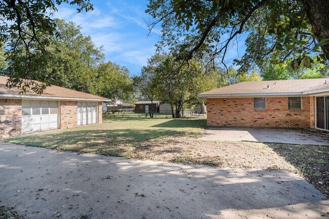 Building Photo - Great 3 Bedroom with Detached Workshop and...