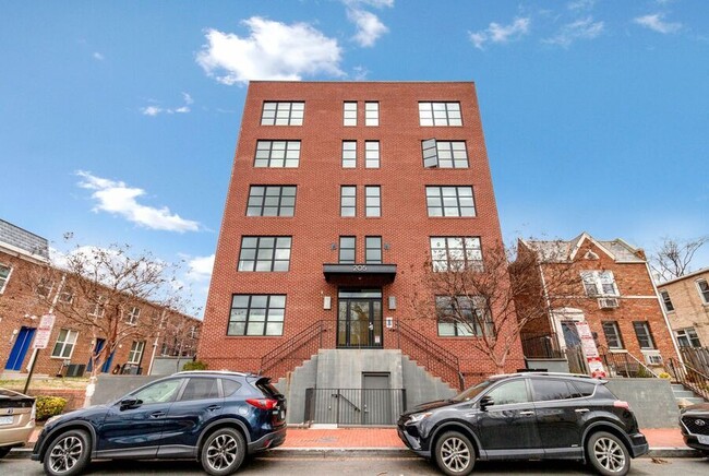 Building Photo - Lovely LeDroit Park Unit with High Ceiling...