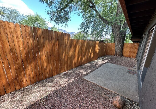 Building Photo - APARTMENT - UPTOWN SEDONA