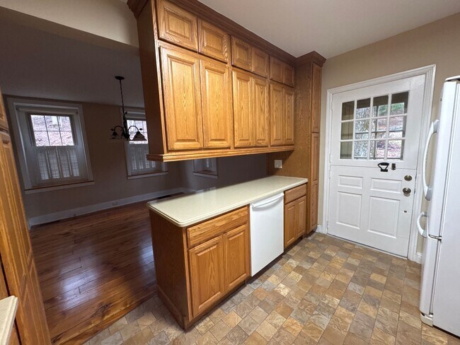 Building Photo - Charming Stacked Stone Farmhouse in Hellertown, PA