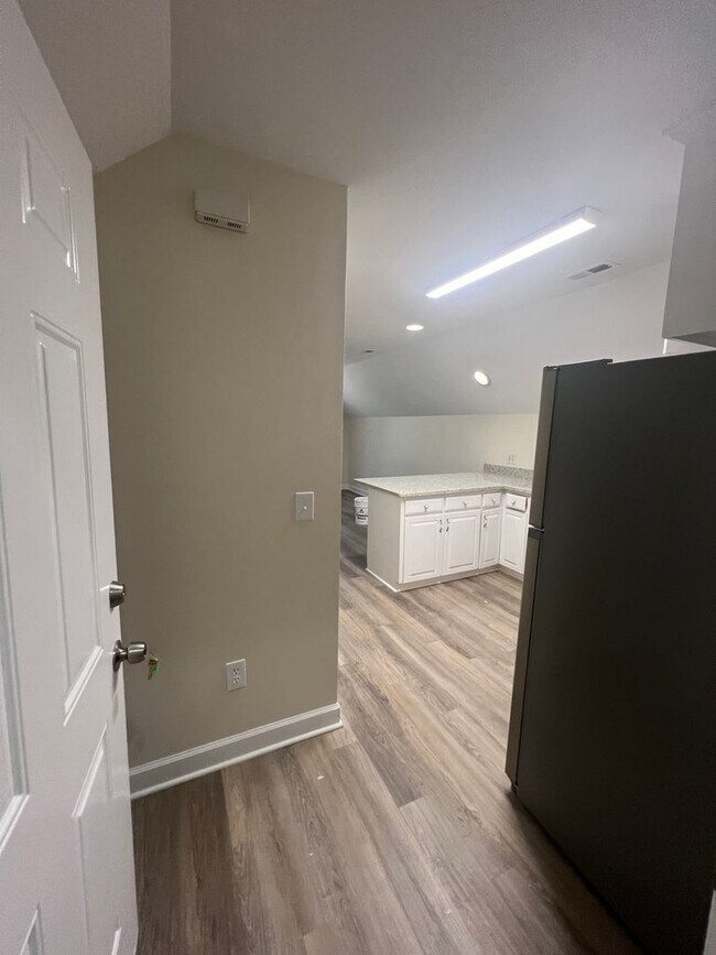 Building Photo - STUDIO APT WALKING DISTANCE TO UNCW! FINALLY SOME PRIVACY!
