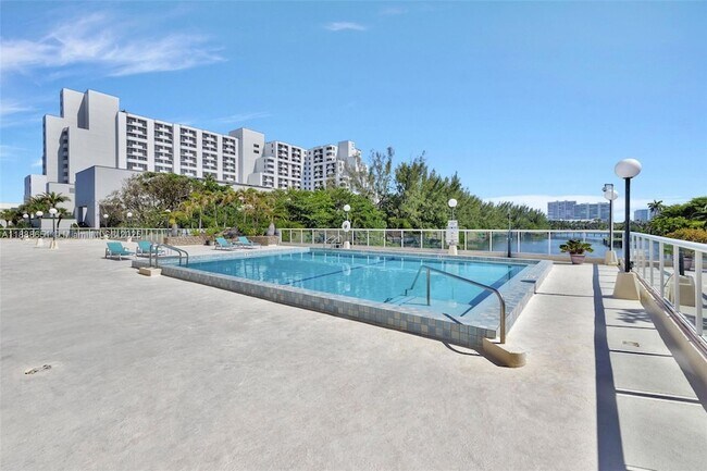 Building Photo - 3000 Holiday Dr