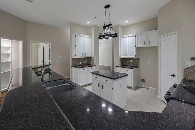 Building Photo - 3030 Hemingway Dr