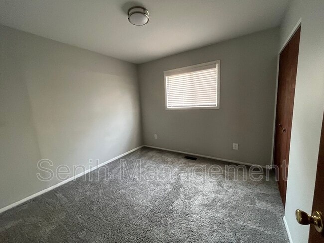 Building Photo - 3302 Greenfield Rd