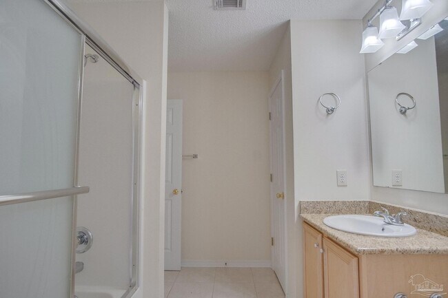 Building Photo - 3012 Classic Dr