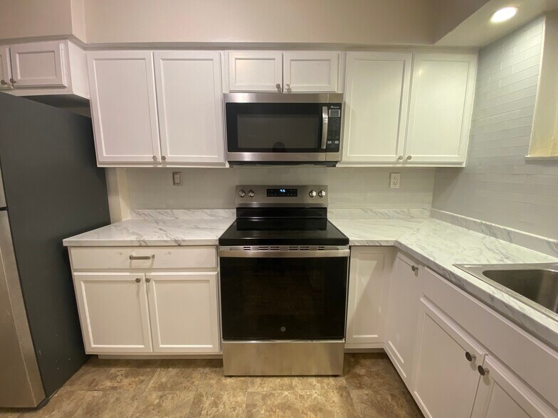 Building Photo - 2498 SW 17th Ave