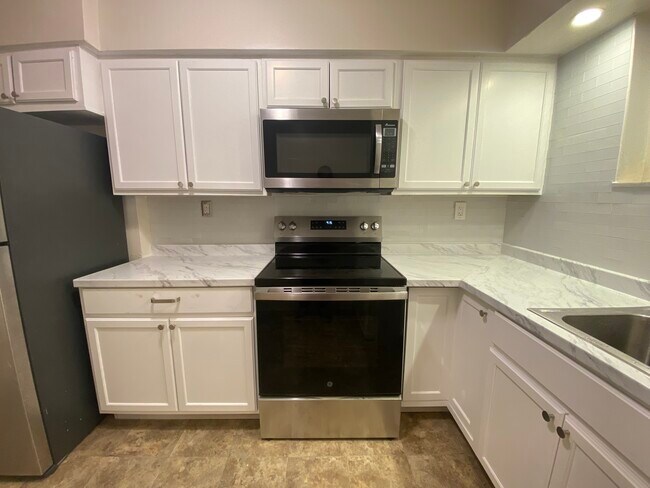 Building Photo - 2498 SW 17th Ave