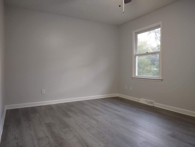 Building Photo - 2 bedroom 1.5 bath condo near ETSU