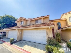 Building Photo - SD: Spacious 2BD/2.5BA Townhome in Sabre Springs with Private Backyard, 2-Car Garage & In-Unit La...
