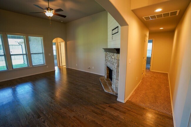 Building Photo - 3 Bed | 2 Bath in New Tulsa!