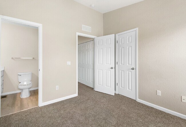 Building Photo - **NEWLY REMODELED ** MAINTENANCE FREE TOWNHOME/ NO APPLICATION FEES**