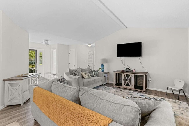 Building Photo - Charming 3-Bedroom Retreat with 2 Full Bat...