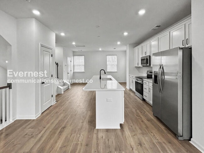 Building Photo - 456 Blair Rd