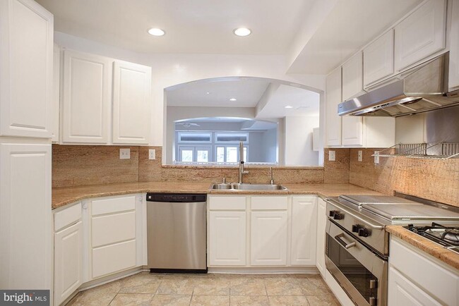 Building Photo - 7025 Chesapeake Harbour Dr E