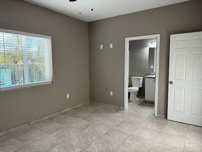 Building Photo - Beautiful Modern 3Bdm 2Ba Home, Easy Access to I-10, Must See!