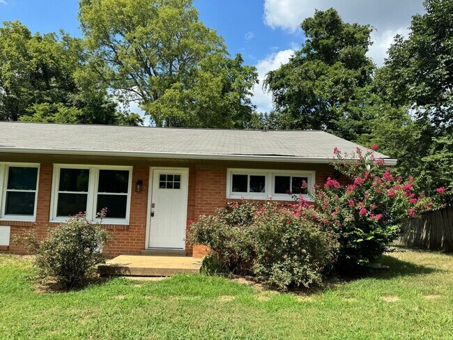 Building Photo - 907 Elwood Dr