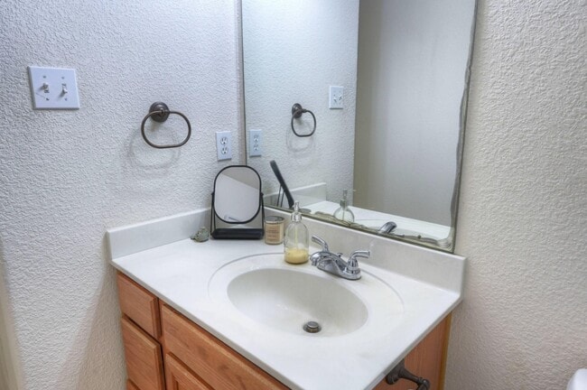 Building Photo - 108 Cove Cir