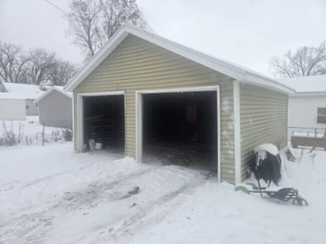 Building Photo - 921 N Maple Ave