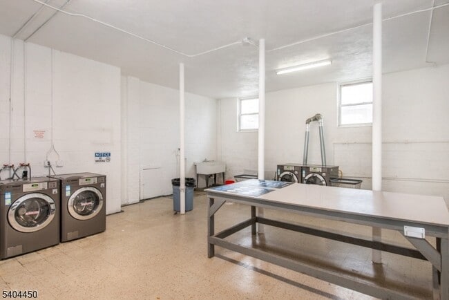 Building Photo - 191 N Beverwyck Rd