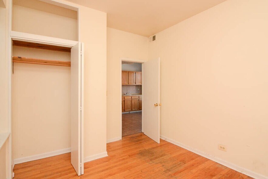 Building Photo - 3145 W Medill Ave