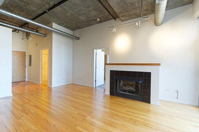 Building Photo - 933 W Van Buren St