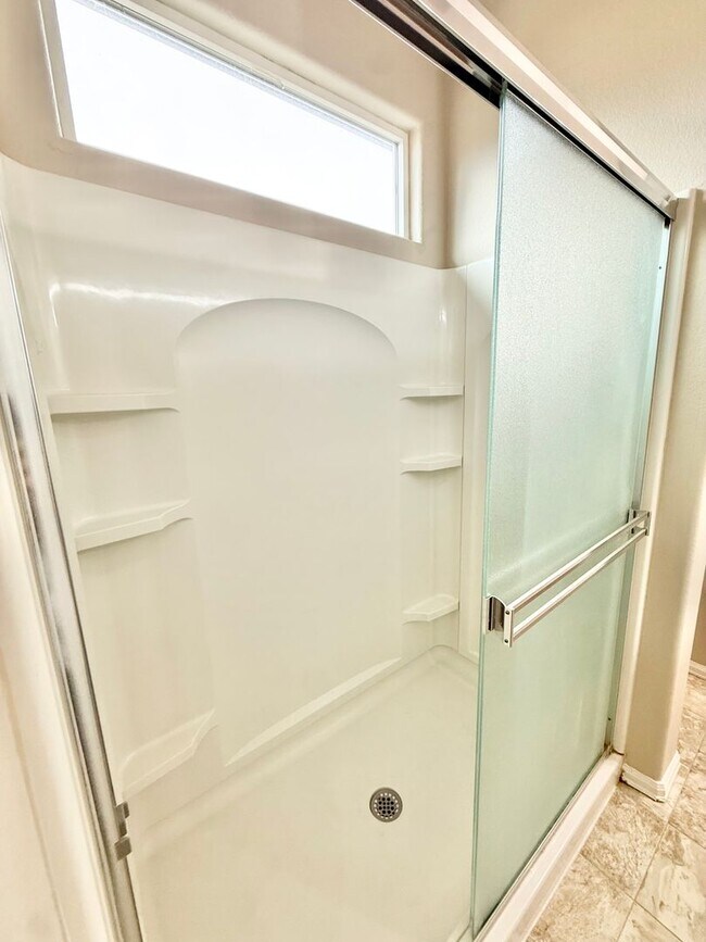 Building Photo - Move in ready home on Keagster