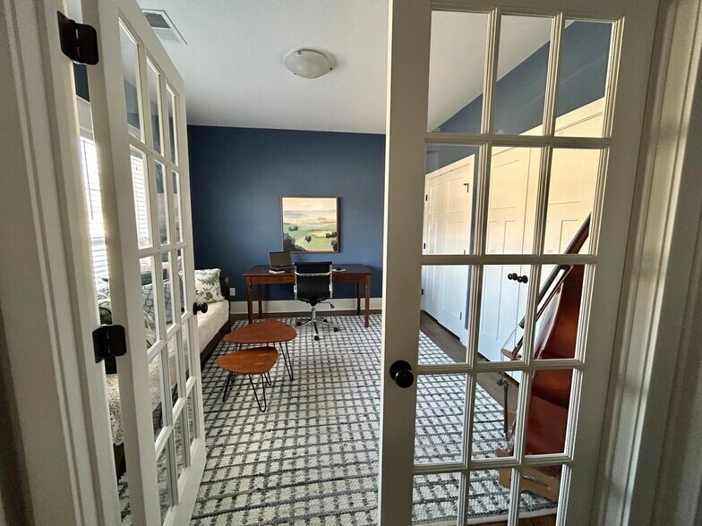 Third bedroom with oversized closet - 405 E 32nd Ave