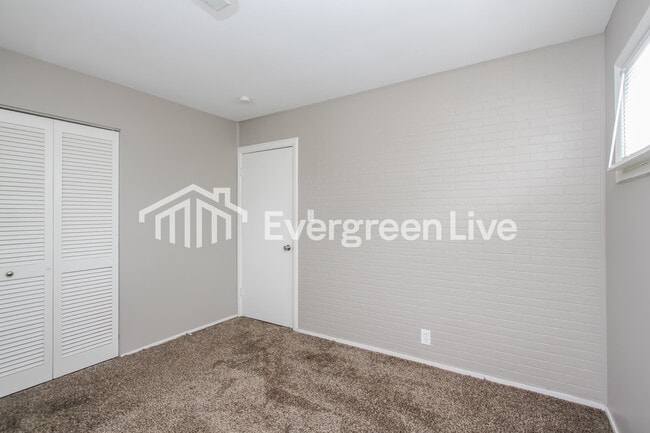 Building Photo - 615 S Green St