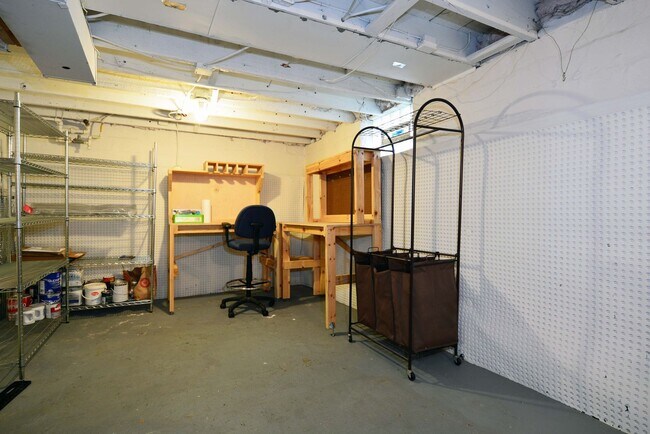 Building Photo - 3BD Home with Deck, Fenced Yard & Garage—S...