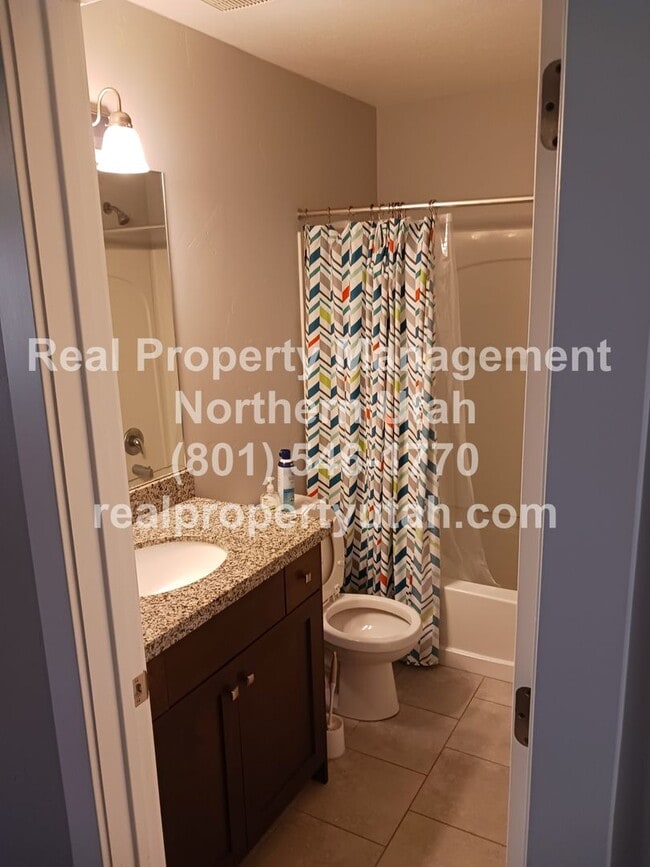 Building Photo - 3 Bed 2.5 Bath Townhome in West Haven Comi...